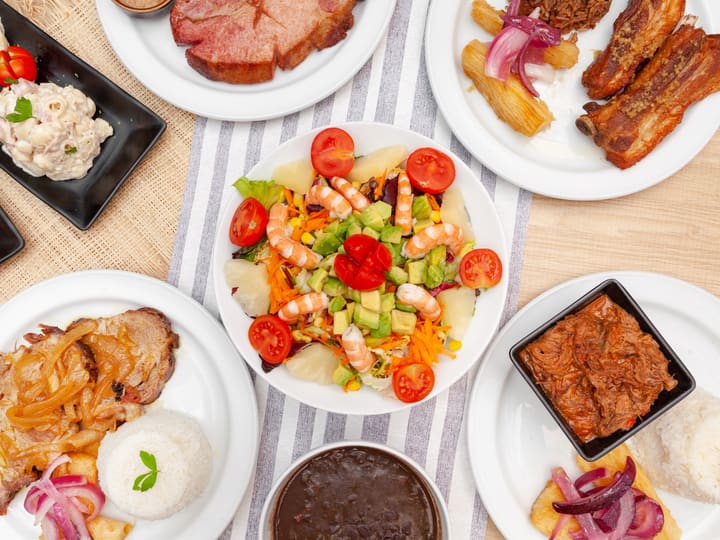 Mesa con varios platos cubanos para compartir