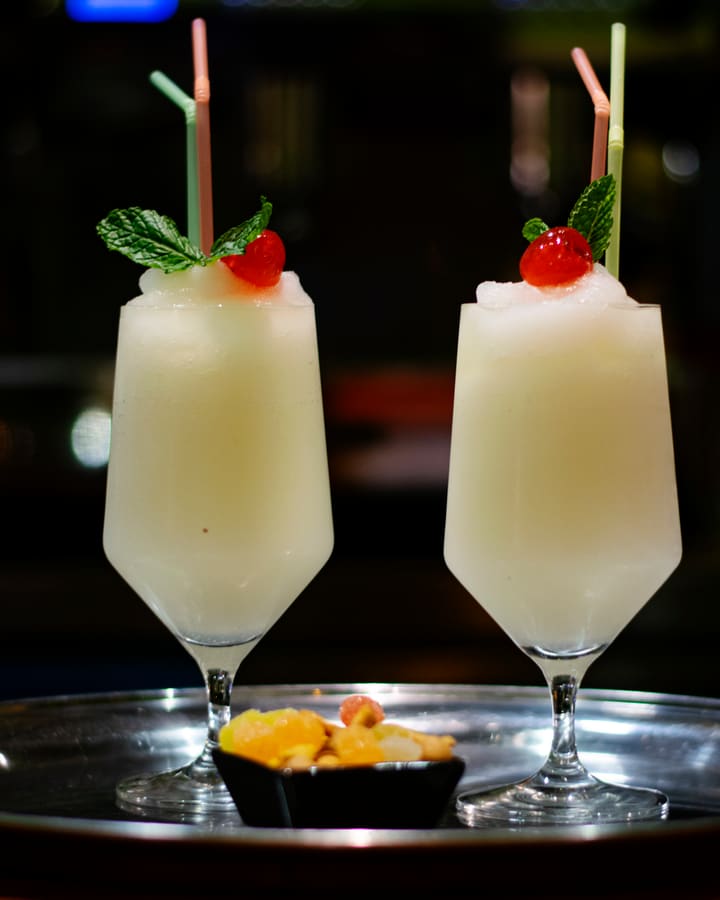 Dos daiquiris frappé sobre una bandeja