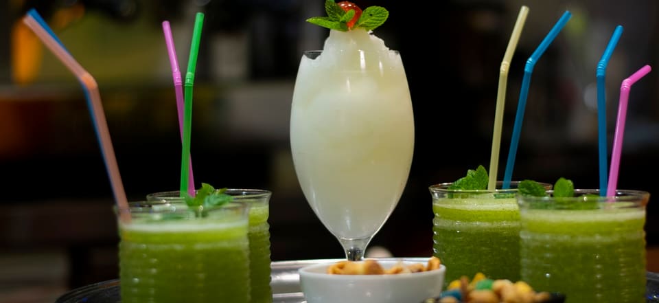 Mojitos y piña colada en la barra