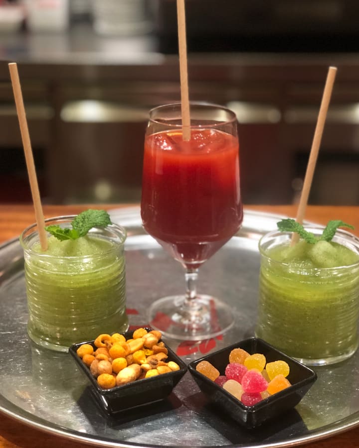 Cubanito y mojitos sobre una bandeja