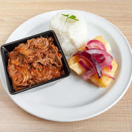 Ropa vieja with white rice, cassava and red onion